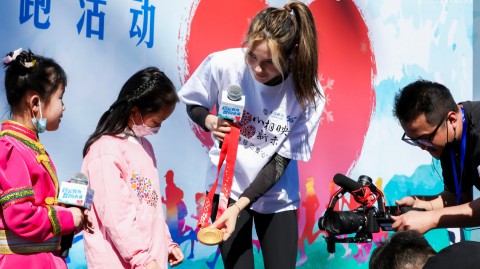 “青蛙公主”携爱归来：谷爱凌解除隔离后首现身，与小朋友暖心互动助跑慈善