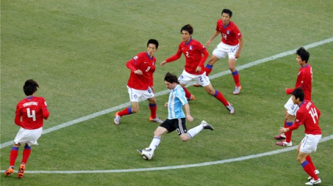 为你生成一篇关于2010年世界杯C罗与梅西表现的对比复盘推文。