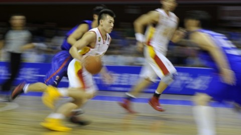 CBA球员带球动图滑倒盘点：2026赛季“地滑之秀”频发，地板还是球鞋该背锅？