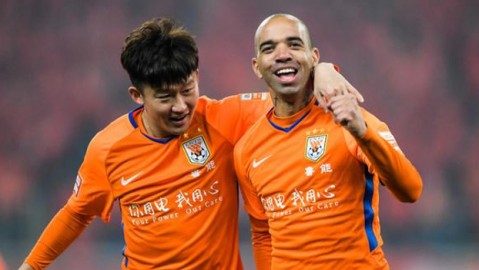 山东鲁能客场2-0双杀重庆，小克鲁伊夫首秀遭开门黑